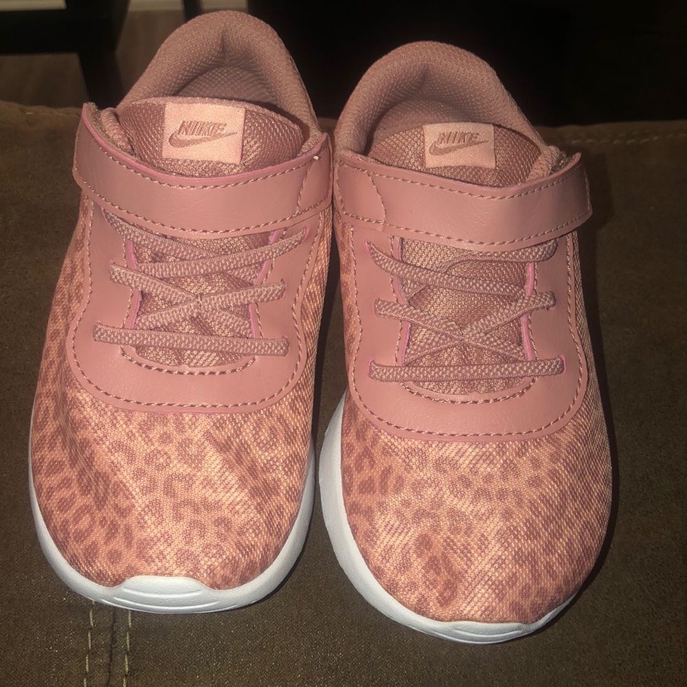 Nike Tanjuan Leopard print
